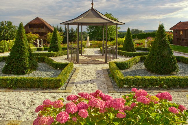 Garten symtetrisch mit Pavillon