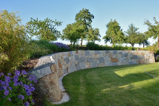 Natursteinmauer an einer Böschung