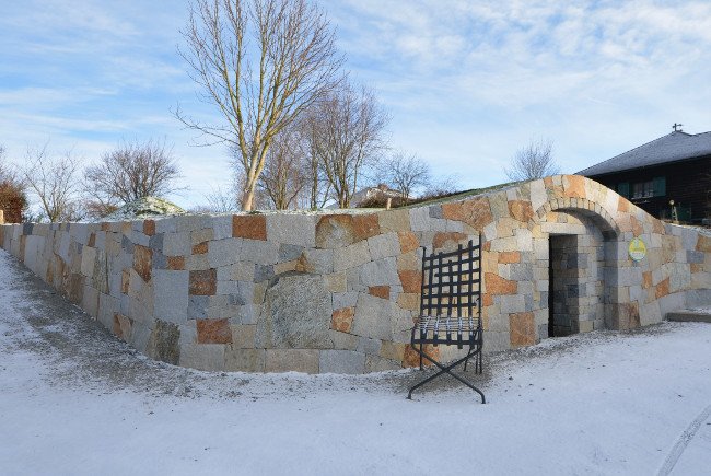 Erdkeller mit Natursteinmauer